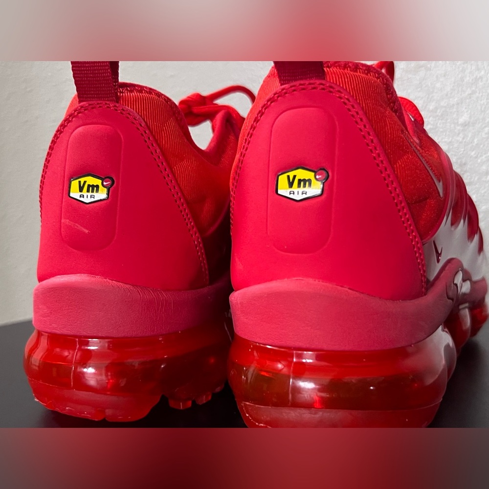 ✨Like New Nike Men's Red Air VaporMax Plus Shoes Athletic Triple Red Sneakers - Picture 7 of 16